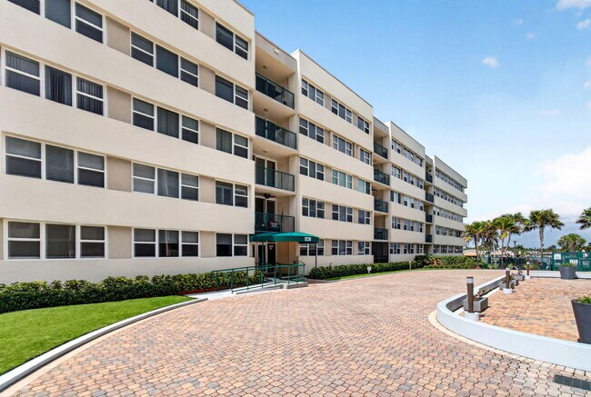 Foto del edificio - 1236 Hillsboro Mile