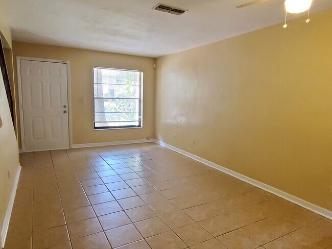 Building Photo - 2 bedroom, 1,5 bathroom townhouse in Mill Run