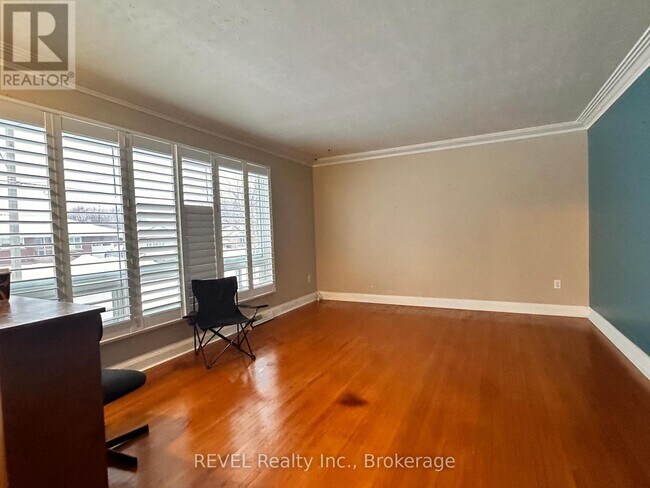 Photo du bâtiment - 63 Thompson Ave