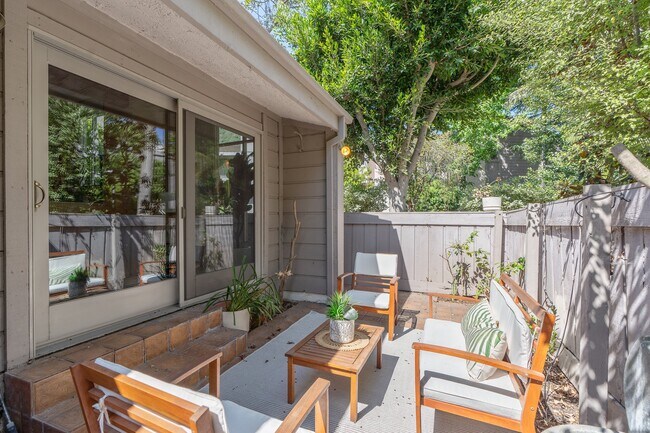 Building Photo - 1307 Palisades Dr