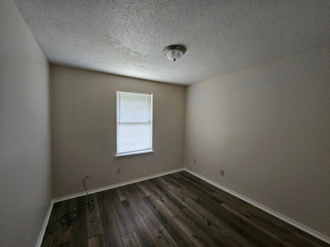 Building Photo - Ready for Move In!!
