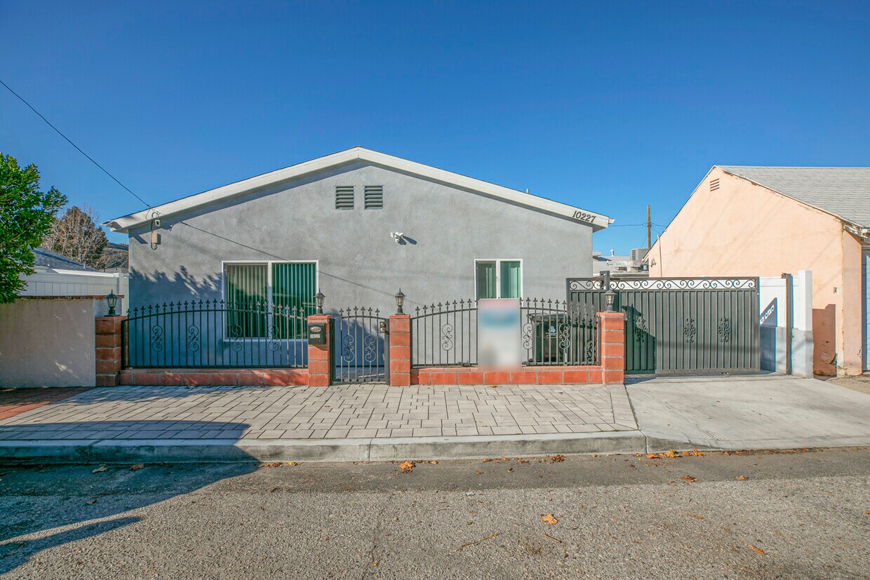 10227 Betty Lou Ln, Tujunga, CA 91042 House Rental in Tujunga, CA