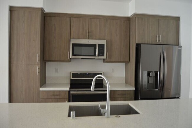 Building Photo - Tri-Level - 3 Bedroom pet friendly home in...