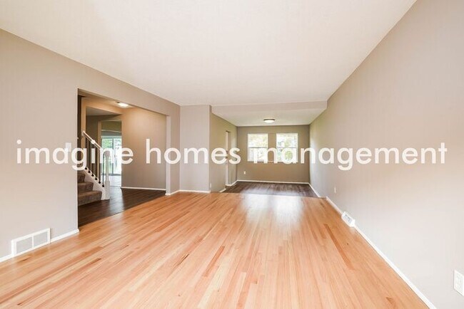 Building Photo - Large 4 Bedroom Single Family Home in Solon