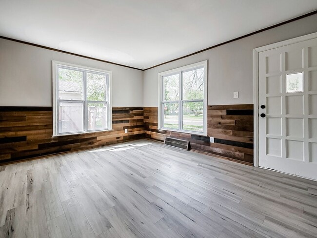 Building Photo - Welcome to this beautiful 3 bedroom, 1 bat...