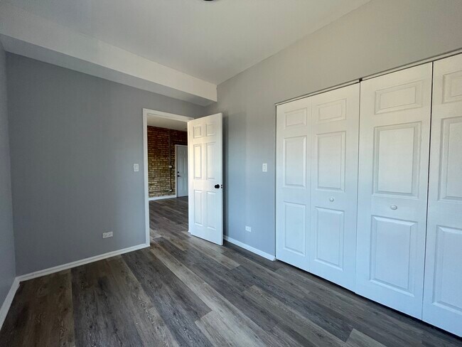 Foto del edificio - 3945 W Division St