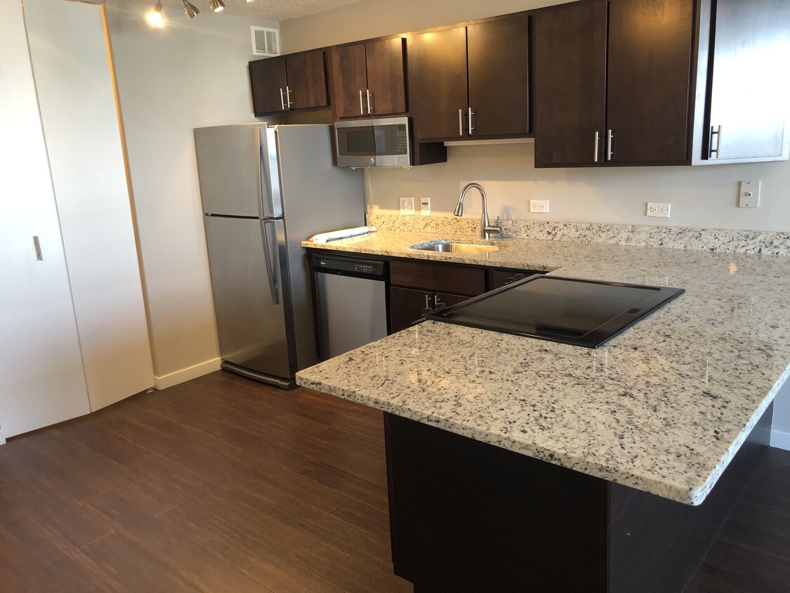 Primary Photo - 65 E Huron St