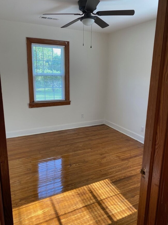 Building Photo - 903 E Lytle St