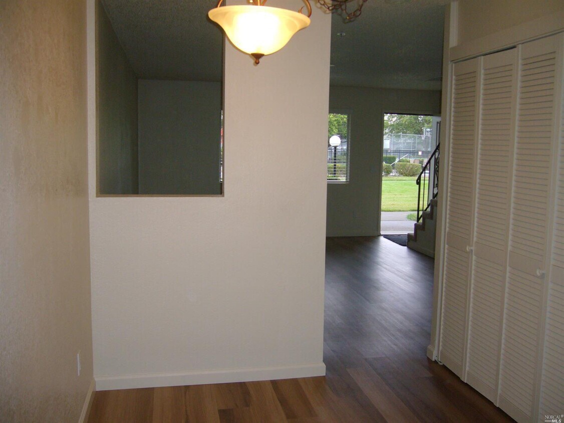 Foto principal - 1039 Golf Course Dr
