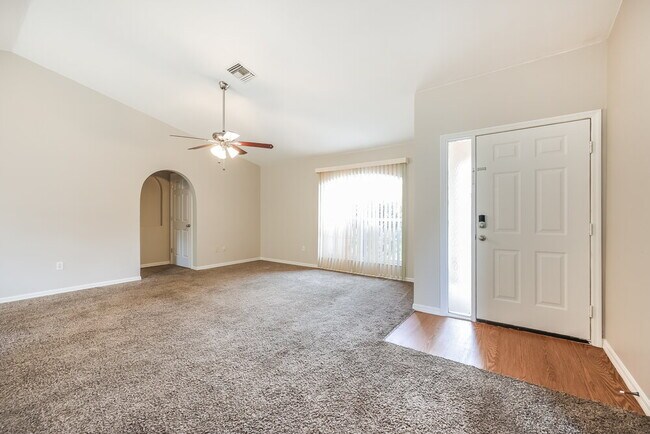 Foto del edificio - 15585 Spring Line Ln