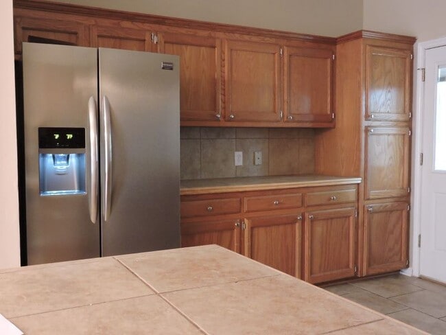 Building Photo - Great 3 Bedroom, 2 Bath Home - No Carpet