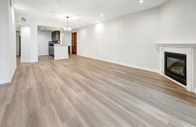 Building Photo - 5132 W Maplewood Ave