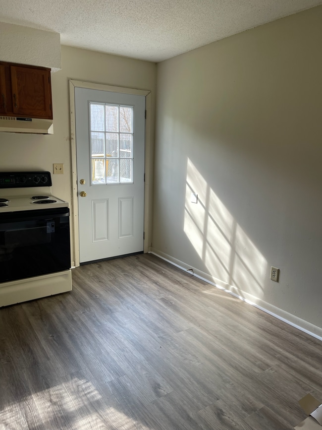 Building Photo - Stateline