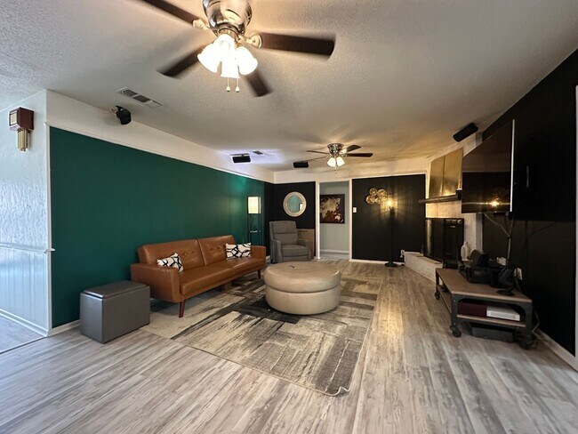 Foto del edificio - 3Bed/2Bath Available 5/16!