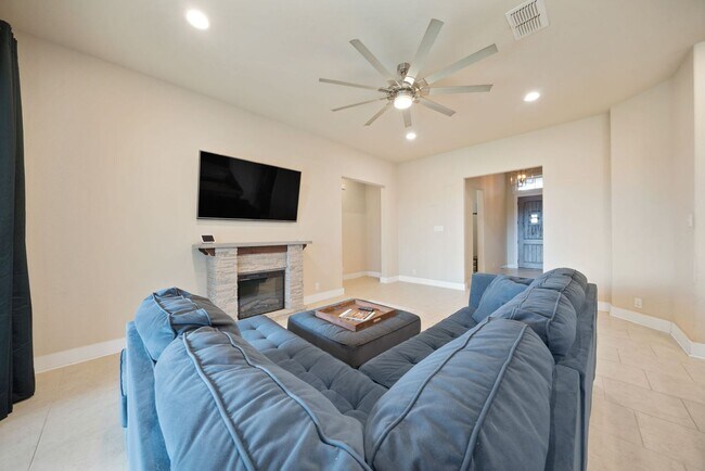 Building Photo - 3 Bedroom/2 Bath Westpoint East