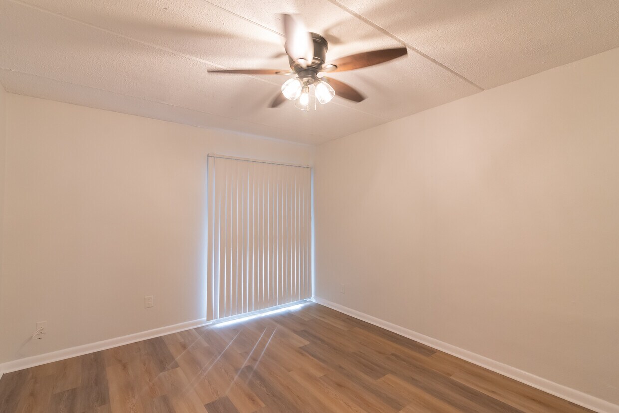 Primary Photo - 830 E Park Ave