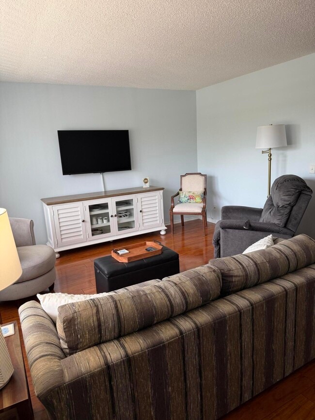 Building Photo - 3062 Ainslie Dr