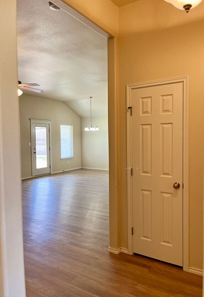 Building Photo - Gorgeous Home in Cambridge Way!