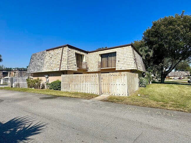 Building Photo - 230 Lake Arbor Dr