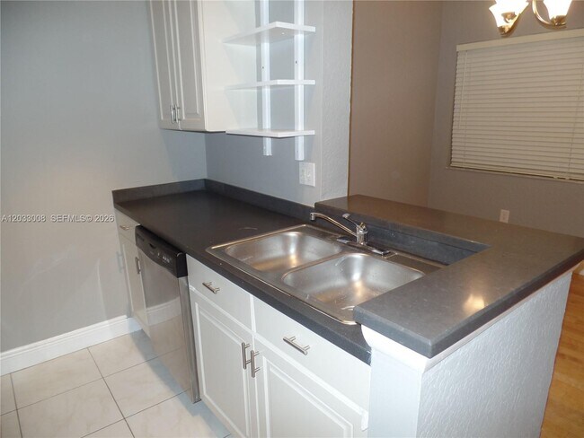Foto del edificio - 2871 N Oakland Forest Dr