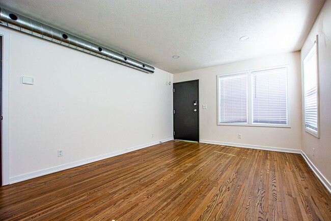 Building Photo - 116-118 N 32nd Avenue