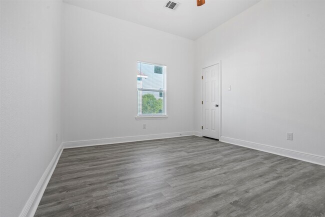 Building Photo - 4620 N Railroad Ave