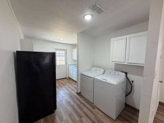 Foto del edificio - "Charming 2-Bed Hideaway with Modern Comforts in Edinburg – 840 Sq Ft of Cozy Living!"