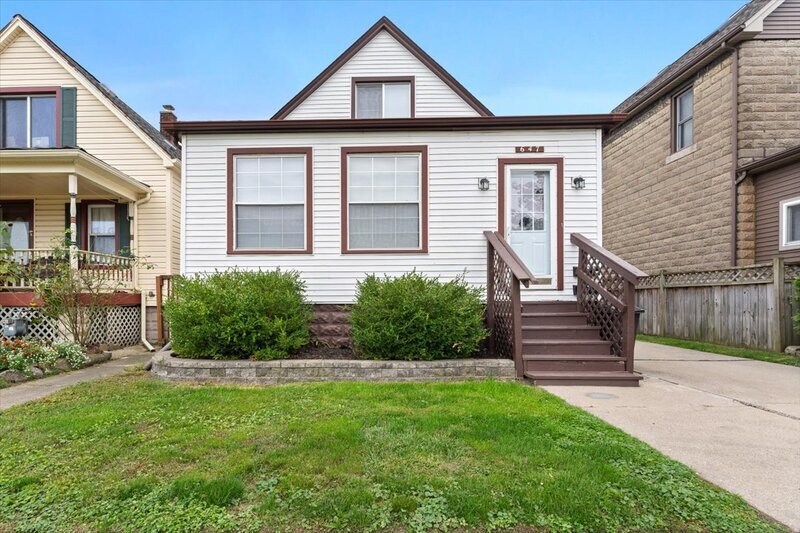 647 Elm St, Wyandotte, MI 48192 Condo for Rent in Wyandotte, MI