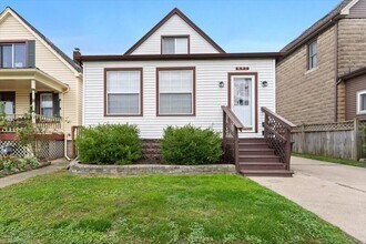 Building Photo - 647 Elm St