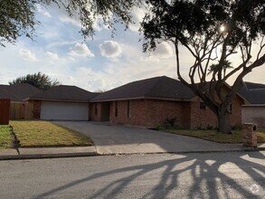 Building Photo - 3005 Pelican Ave