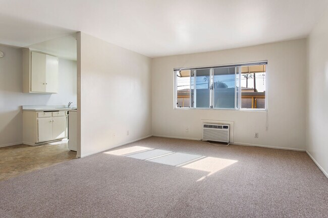 Building Photo - Stunning Bright and Remodeled Apartments  ...