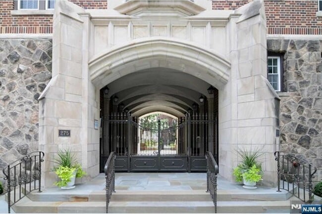 Building Photo - 275 Engle St