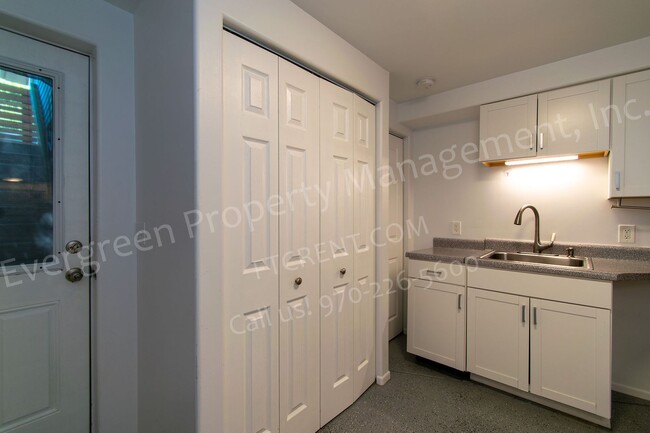 Foto del edificio - Bright Basement Apartment!