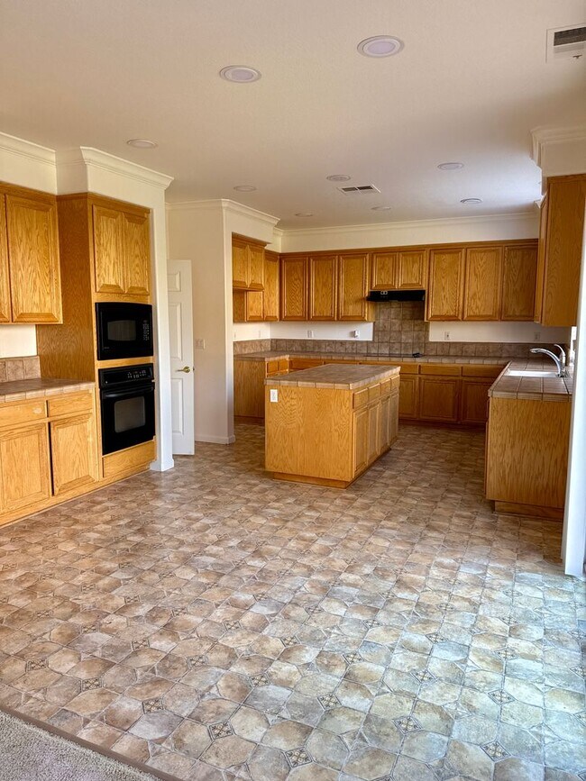 Foto del edificio - You’ll be proud to live in this home