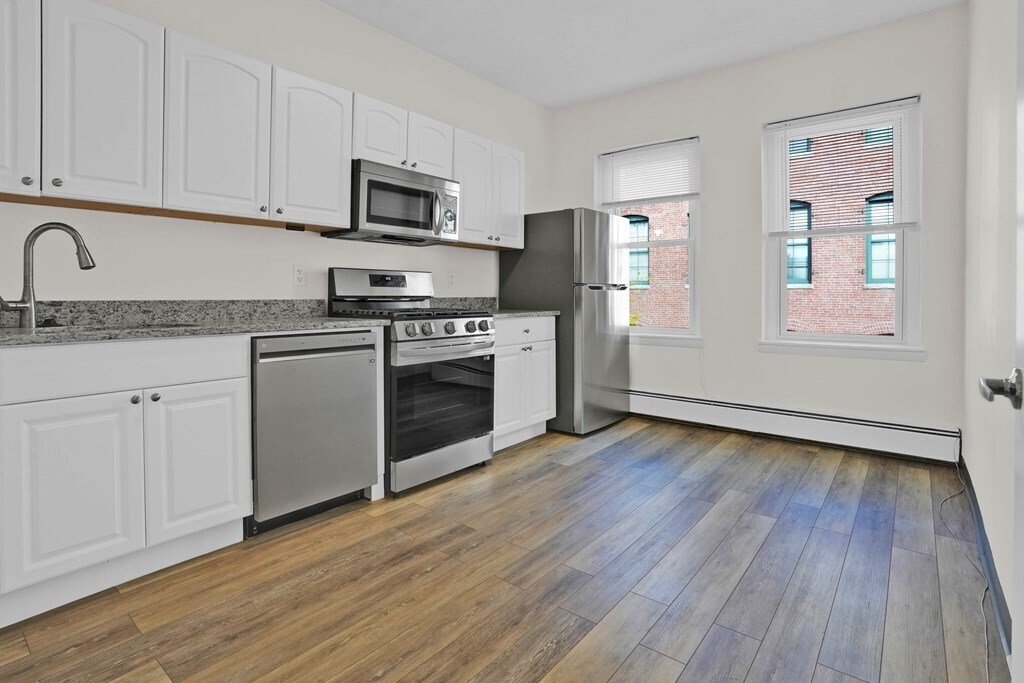 Primary Photo - 126 Union Park St