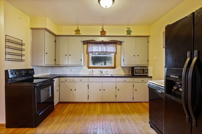 Building Photo - Charming 2 Bedroom Home with Pole Barn Gar...