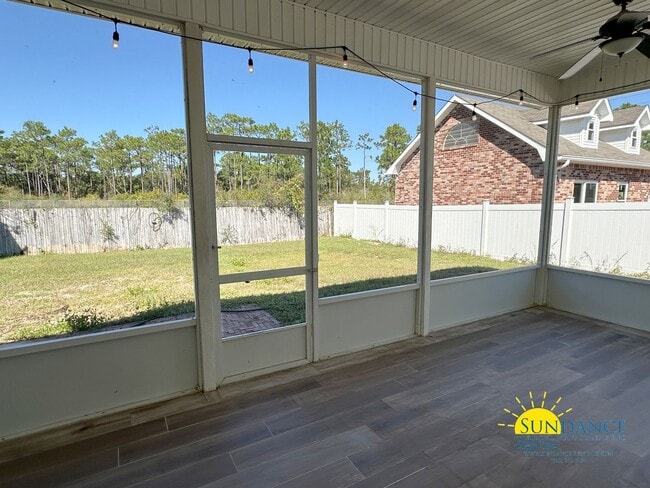 Building Photo - Stunning 3 Bedroom Home in Navarre!