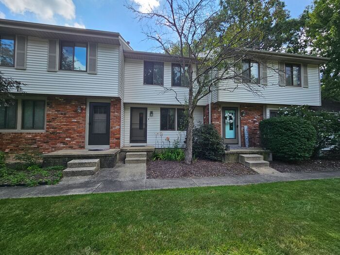 Primary Photo - Perfect 2BR 1BA Townhome in Aurora (Remind...