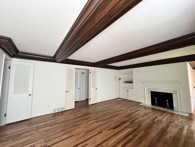 Photo - 680 Overland St Apartment