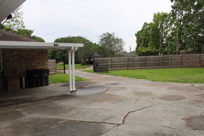 Building Photo - 2491 Donald Dr