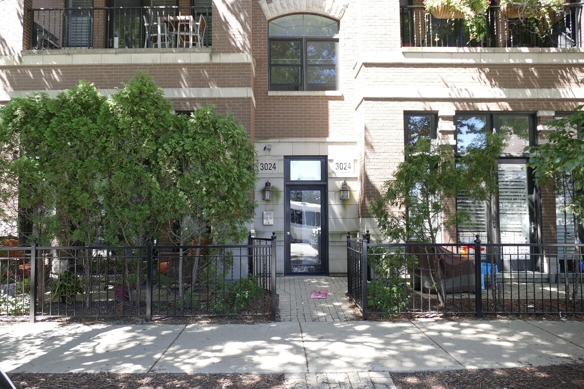 Foto principal - 3024 N Sheffield Ave