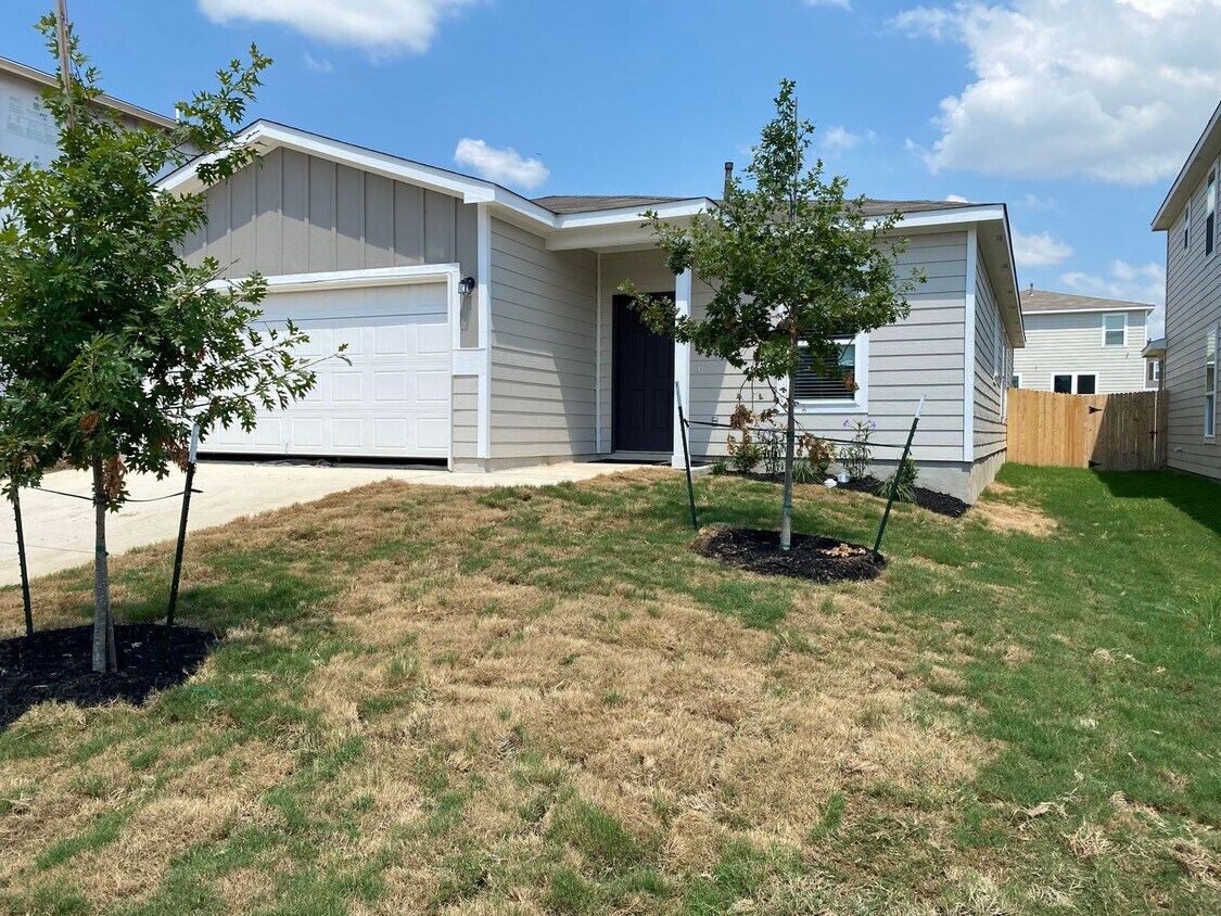 Foto principal - Beautiful Home Far West!