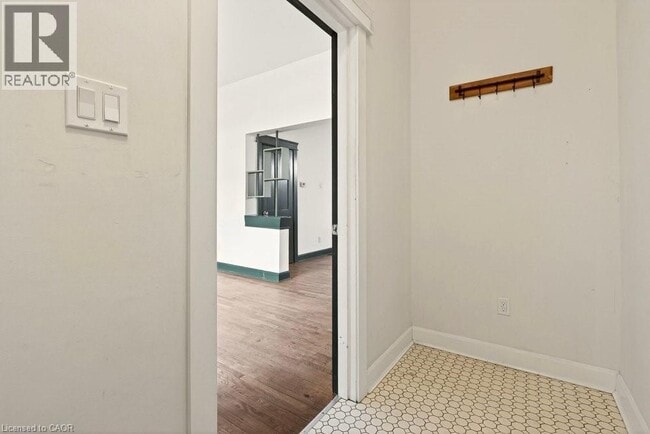 Building Photo - 285 Mary St