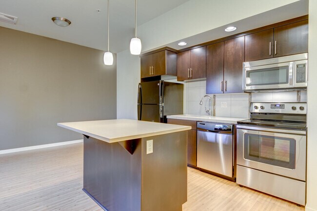 Building Photo - Modern Studio Condo at 45 Central | Upscal...