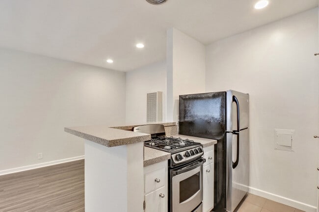 Interior Photo - 519 Hill St