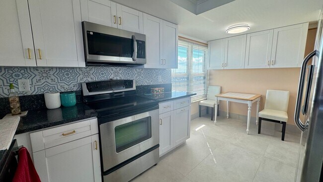 Foto del edificio - Furnished Beach Front Condo!! Enjoy Costal...