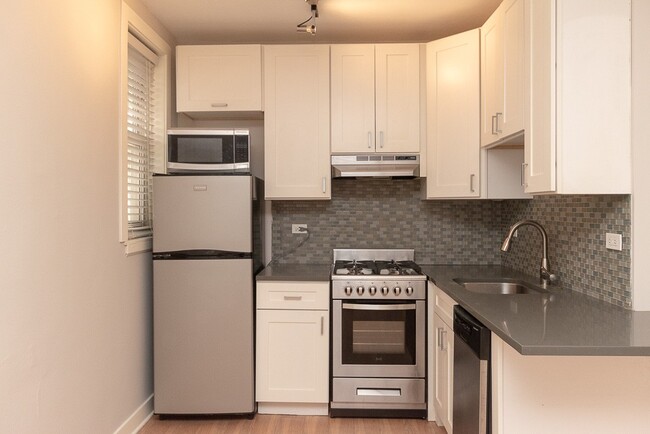 Building Photo - 511 W Belmont Ave