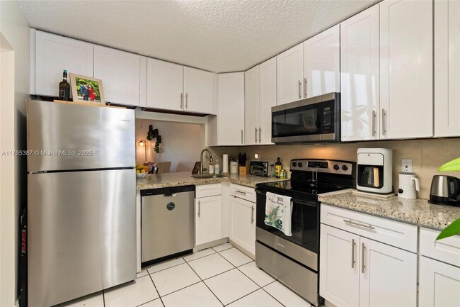 Building Photo - 3868 Carambola Cir N