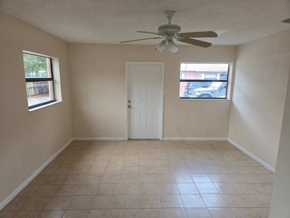 Foto principal - 2000 NW 27th St