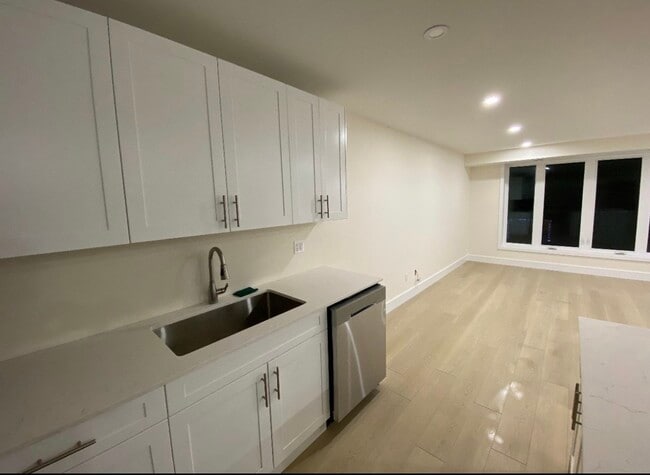 Building Photo - 196 Britannia Rd